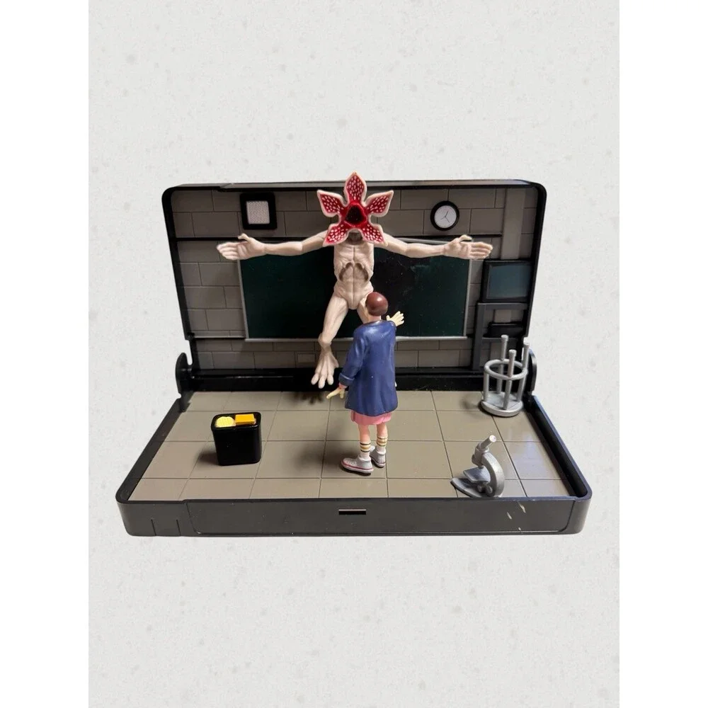 Netflix Stranger Things VHS Stars Eleven vs Demogorgon Diorama Playset